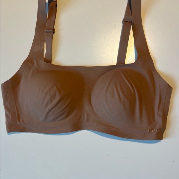 SKIMS Naked Scoop Bra – Tan | Size Small | NWOT! - Picture 2 of 5